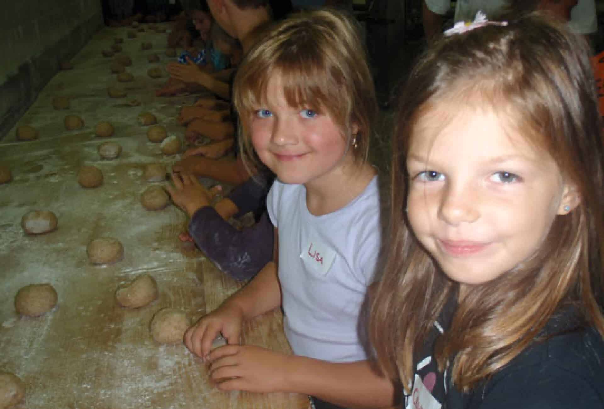 Besuch einer Schulklasse in der Backstube | MITSCHE Bäckerei.Cafe.Konditorei.